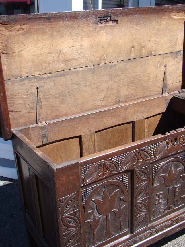 A fine late 17th century English oak coffer with tulip decoration and the initials I F and dated 1697 — image 4